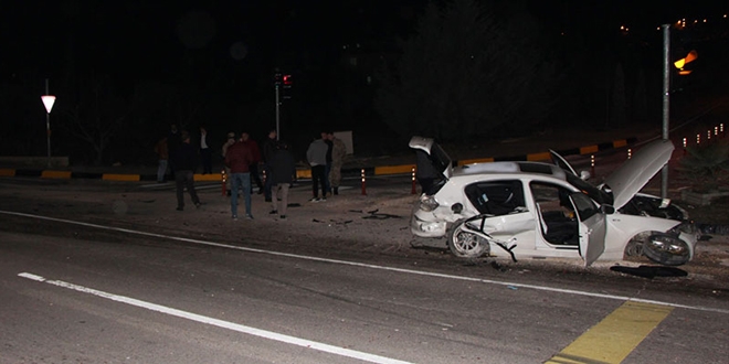 Üniversite öğrencisi kazada öldü, 2 arkadaşı yaralandı