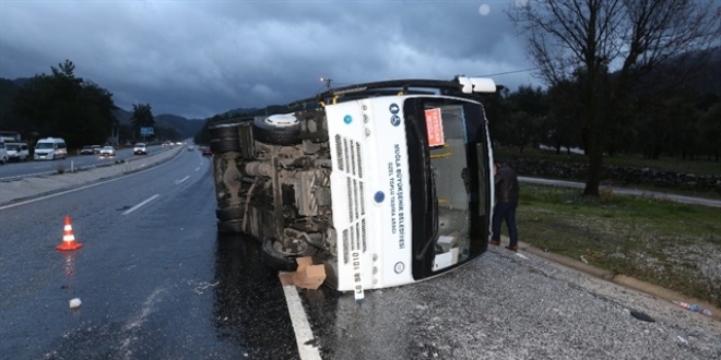 Mula'da yolcu midibs devrildi: 5 yaral