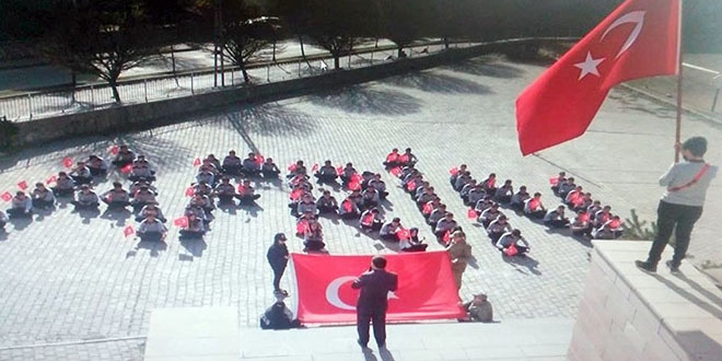 renciler okulda 'Afrin' yazp Trk bayra at