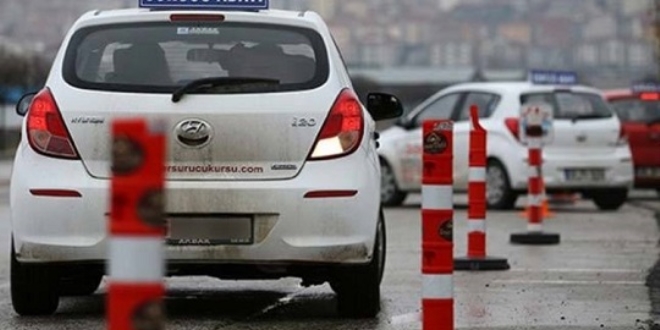Ehliyet sınav görevlilerine ücret düzenlemesi