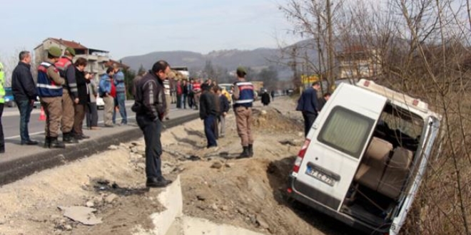 Kanser taramas�ndan d�nerken kaza yapt�lar: 9 yaral�