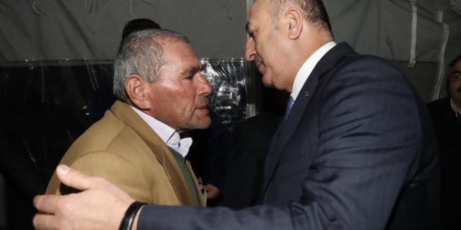Bakan Çavuşoğlu'ndan şehit evine taziye ziyareti