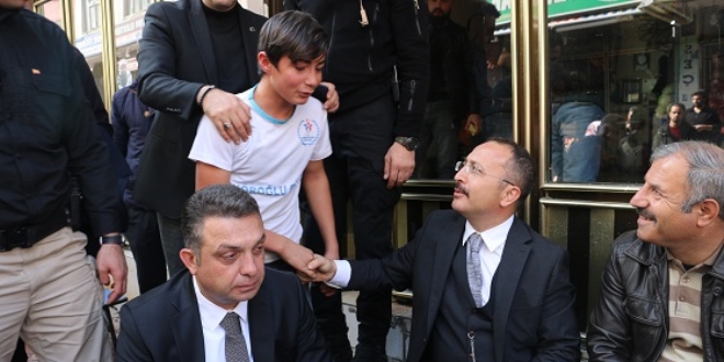 Validen kazada bisikleti kırılan çocuğa 'yeni bisiklet' sözü