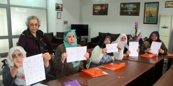 65 yaşından sonra okuma yazma öğreniyorlar