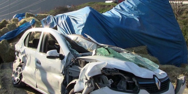 Artvin'de kamyonet otomobilin üzerine devrildi: 4 yaralı