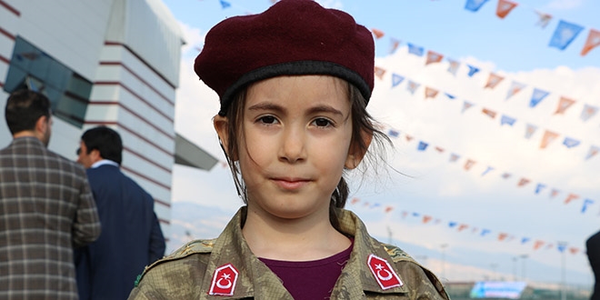 Erdoğan 6 yaşındaki bordo bereli kızı teselli etti