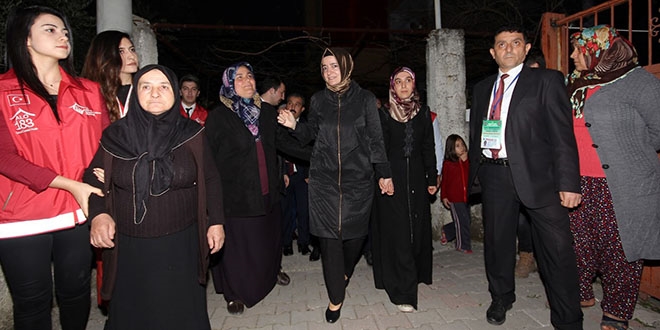Bakan Kaya Afrin ehidinin evini ziyaret etti