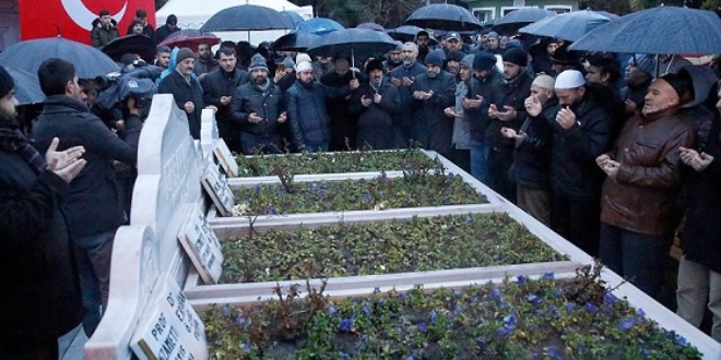 Necmettin Erbakan, vefat�n�n 7. y�l�nda, mezar� ba��nda an�ld�