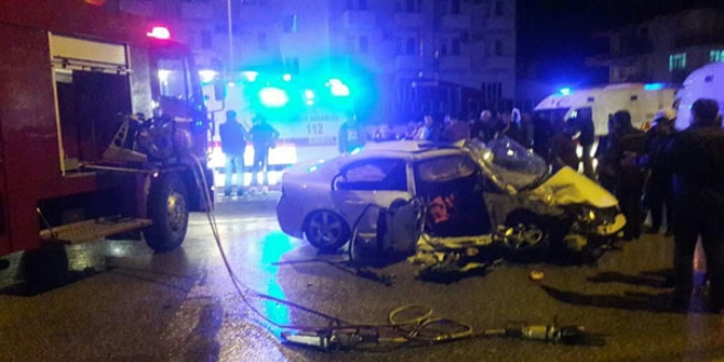 Antalya'da trafik kazas: 1 l, 1'i polis 5 kii yaral