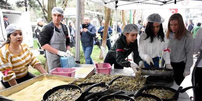 Muğla'daki şölende 5 ton hamsi dağıtıldı