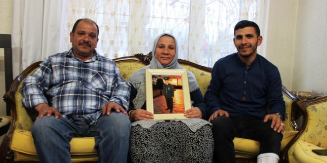 Gazi oldu�u s�rada, duvardaki �er�eveli foto�raf� d��m��