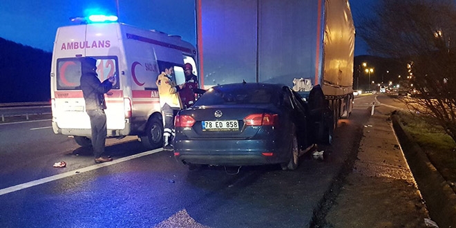Düzce'de otomobil ile tır çarpıştı: 3 yaralı