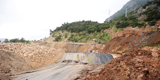 Antalya'da heyelan nedeniyle yol ��kt�