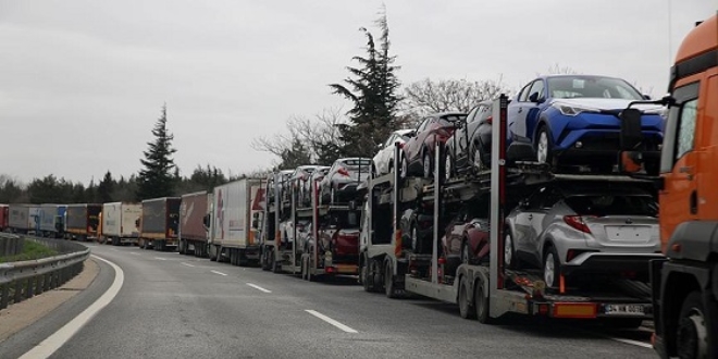 Kapıkule'de 15 kilometrelik tır kuyruğu