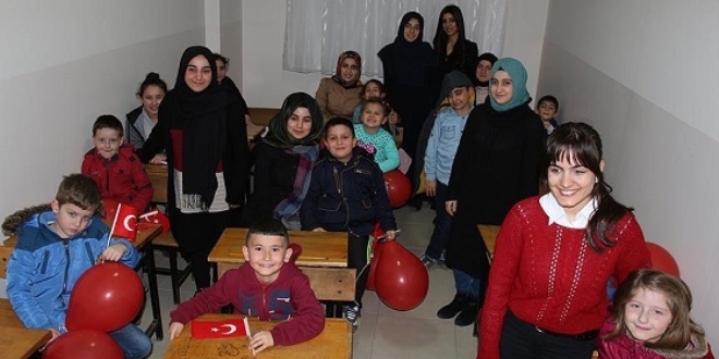 Gündüz öğrencilik akşam gönüllü öğretmenlik yapıyorlar