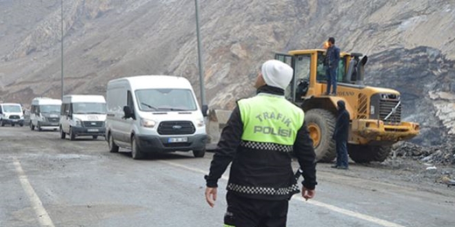 Polisler toprak altında kalmaktan son anda kurtuldu