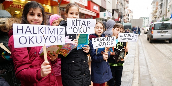 Samsun'da bin öğrenci caddeye dizilip kitap okudu