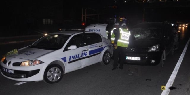 Sivas'ta 'dur' ihtarına uymayan aracın çarptığı polis yaralandı