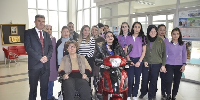 Liselilerden engelli emekli öğretmene akülü araç