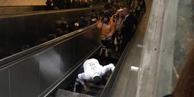 Metroda yryen merdiven kt: 1 kii kurtarlmaya allyor