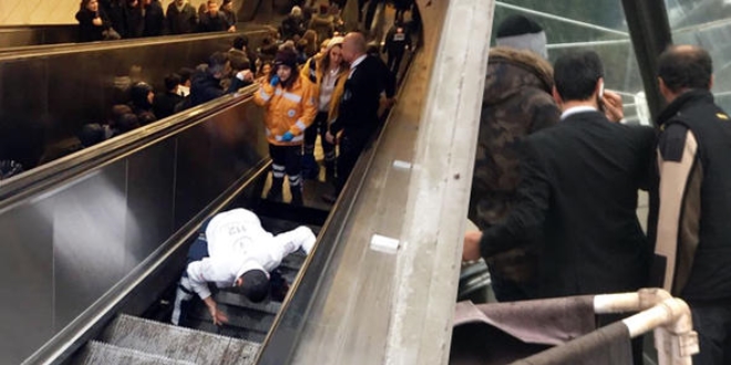 Metro istasyonundaki yürüyen merdivende çökme