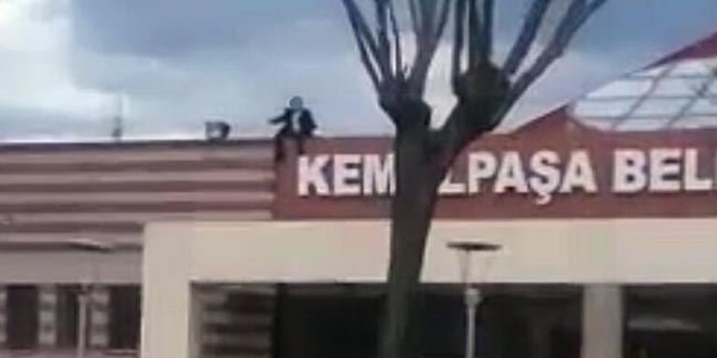 Belediye işçisi görev yeri değiştirilince çatıya çıktı