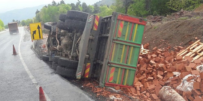 Kastamonu'da tuğla yüklü tır devrildi: 1 ölü