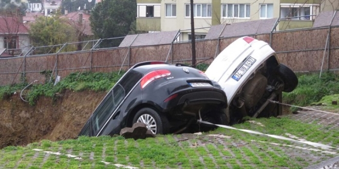 Kad�k�y'de toprak kaymas�: 4 katl� bina bo�alt�ld�