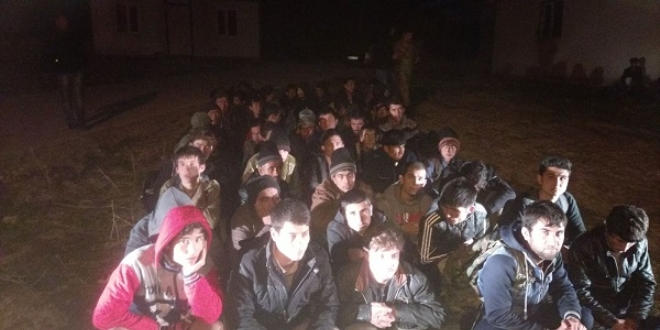 Van'da kaza yapan minibüsten 60 kaçak çıktı