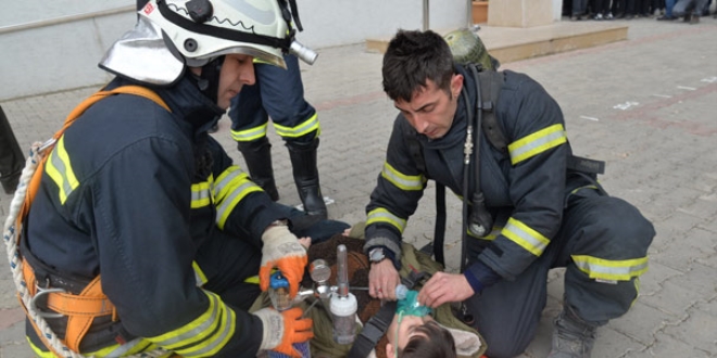 Öğrencilerin gözü önünde 3'üncü kattan atladı