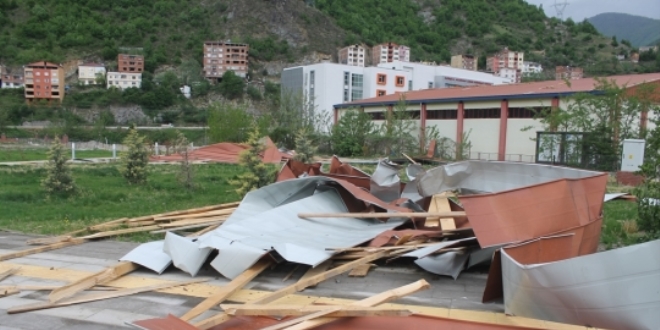 Karabük'te bir okulun spor salonunun çatısı uçtu