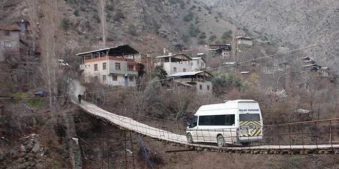 Bu köye asma köprüden geçilerek giriliyor
