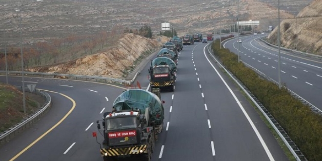 Suriye sınırına askeri sevkiyat sürüyor