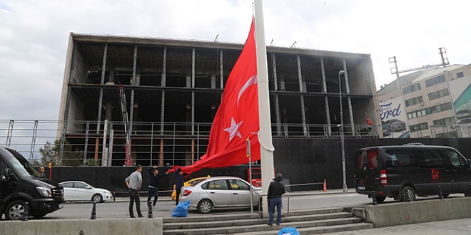 AKM önündeki büyük Türk bayrağı değiştirildi