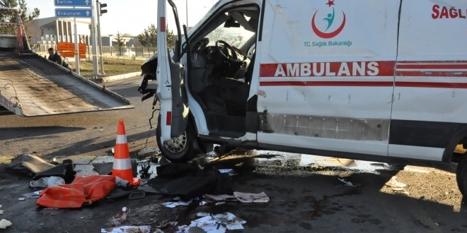 Iğdır'da ambulansla otomobil çarpıştı: 2 ölü, 5 yaralı