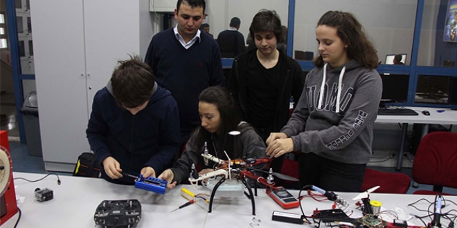 Lise öğrencileri yangın söndüren drone geliştirdi