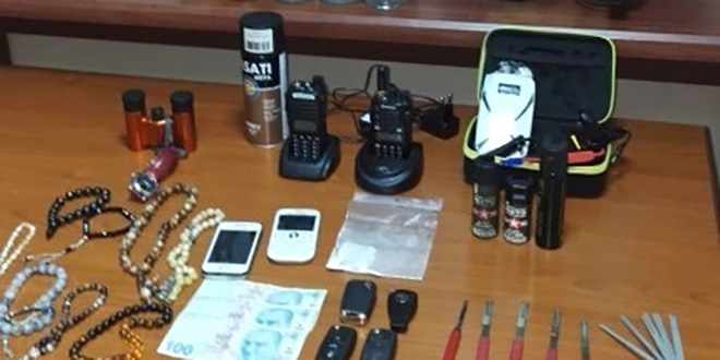 Yakalanmamak için polis telsizi dinliyorlarmış
