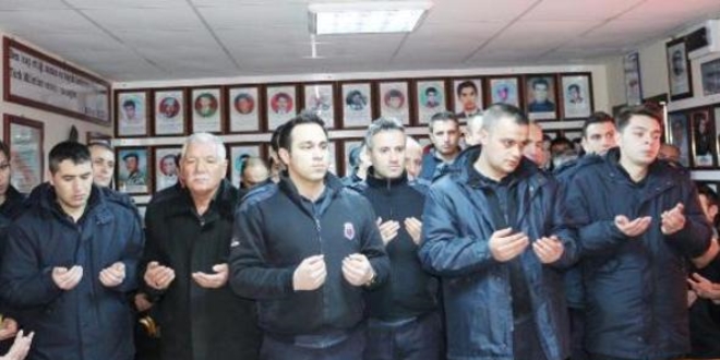 Cezaevi yöneticileri ve memurları şehitler için dua etti