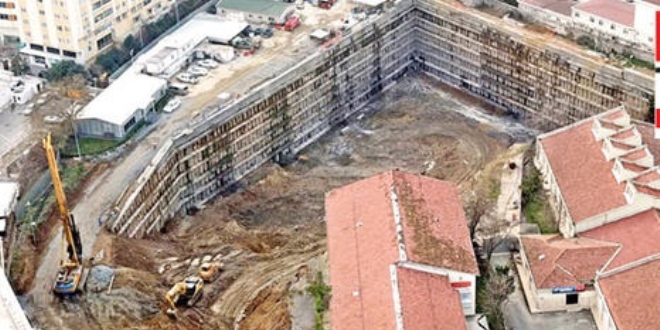 AVM inşaatı, okulun altını köstebek gibi oydu