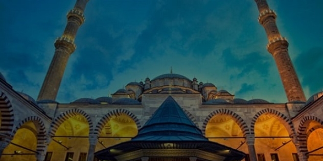 Fatih Camii'nde eller Afrin için semaya açılıyor