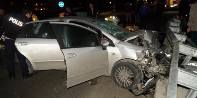Kaçakları taşıyan otomobil bariyerlere çarptı: 8 yaralı
