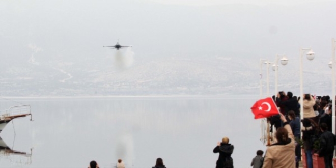 SOLOTÜRK'ten Burdur'da gösteri uçuşu