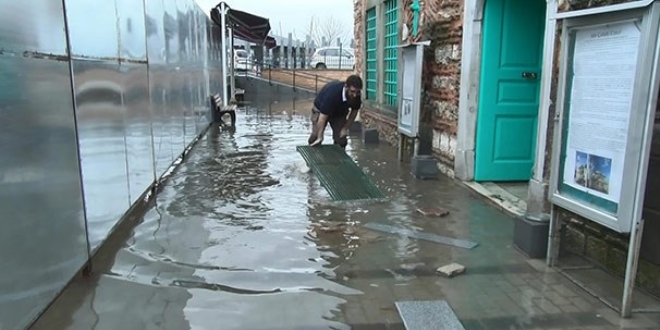 Cami'yi su bast�; cemaat duvarlara t�rmand�