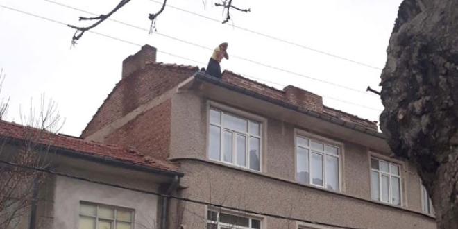 Polisler arabas�n� ba�lay�nca, intihara kalk��t�