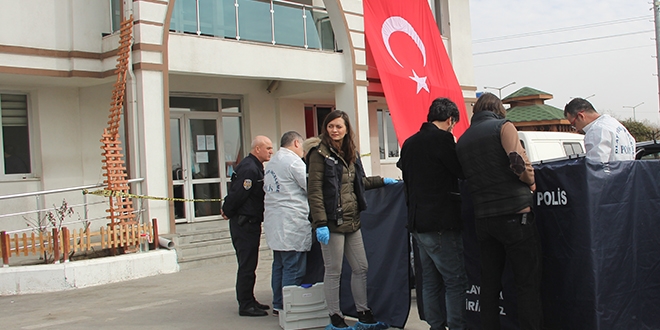Tartıştığı karısını silahla öldüren kişi intihar etti