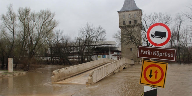 Tunca Nehri taştı, Fatih Köprüsü trafiğe kapatıldı