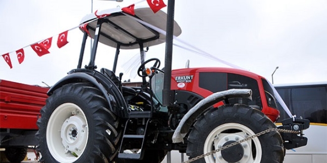 Maa�lar�yla ald�klar� trakt�r ve r�morku Mehmet�ik'e g�nderdi