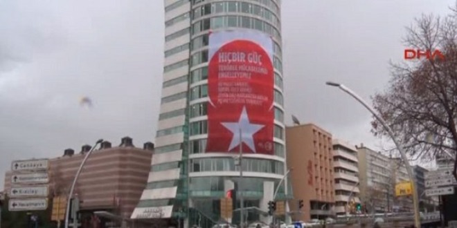 ABD Büyükelçiliği karşısındaki dev afişte terörle mücadele mesajı
