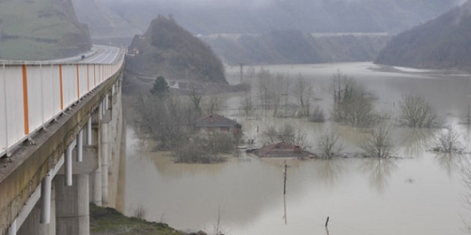 Bart�n'da su alt�nda kalan, baraj sahas�ndaki 38 ev y�k�lacak