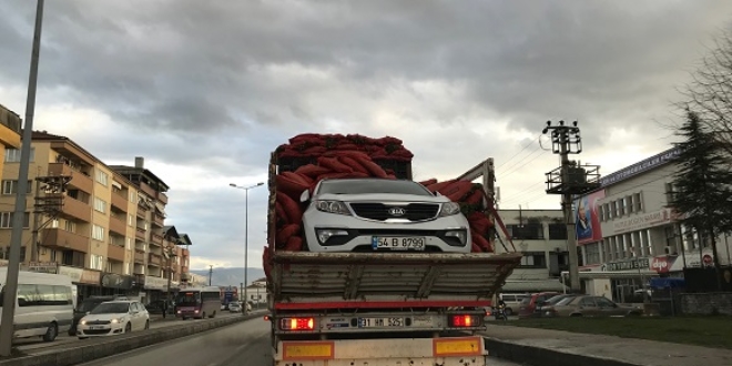 Sebze yüklü dorsede cip taşıdı